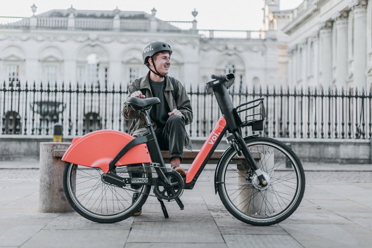 The Ultimate Showdown: Electric Bikes vs. Cars for City Commuting